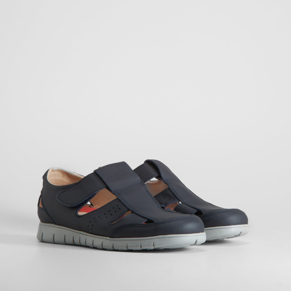 Sandalia cerrada piel flex COMFEET