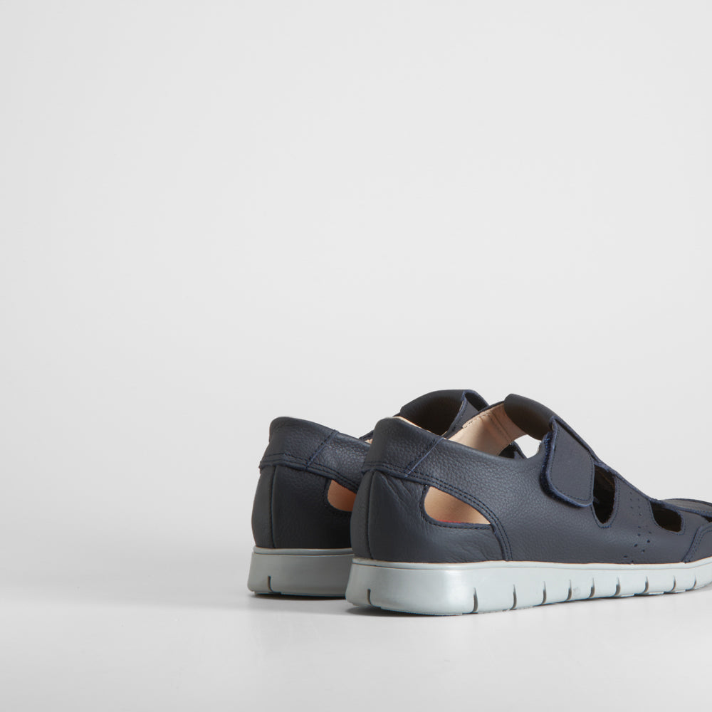 Sandalia cerrada piel flex COMFEET
