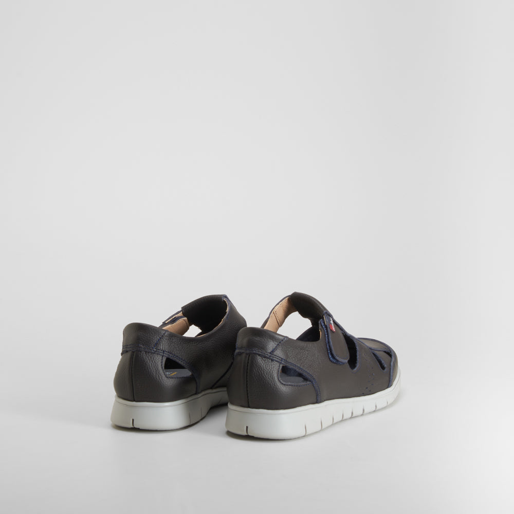 Sandalia cerrada piel flex azul marino COMFEET