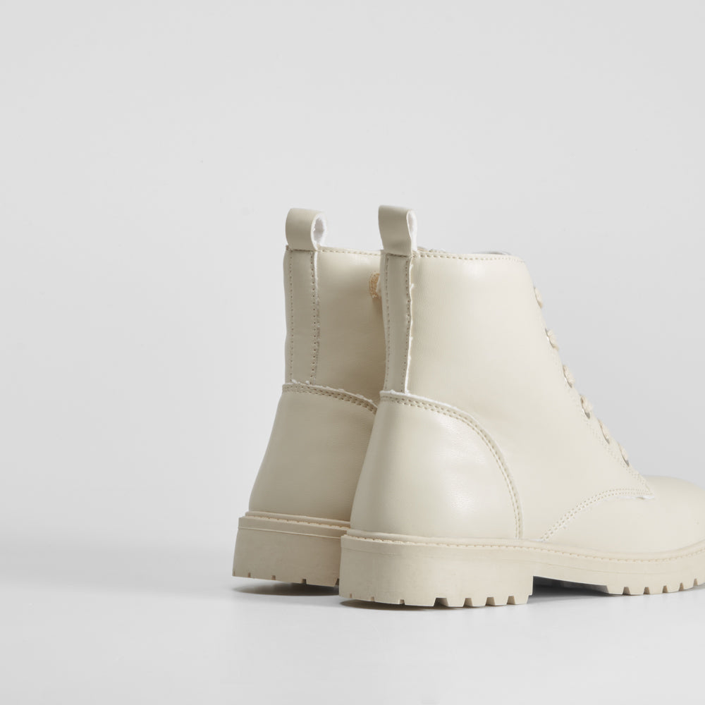 Botín militar plano beige OH GIRL