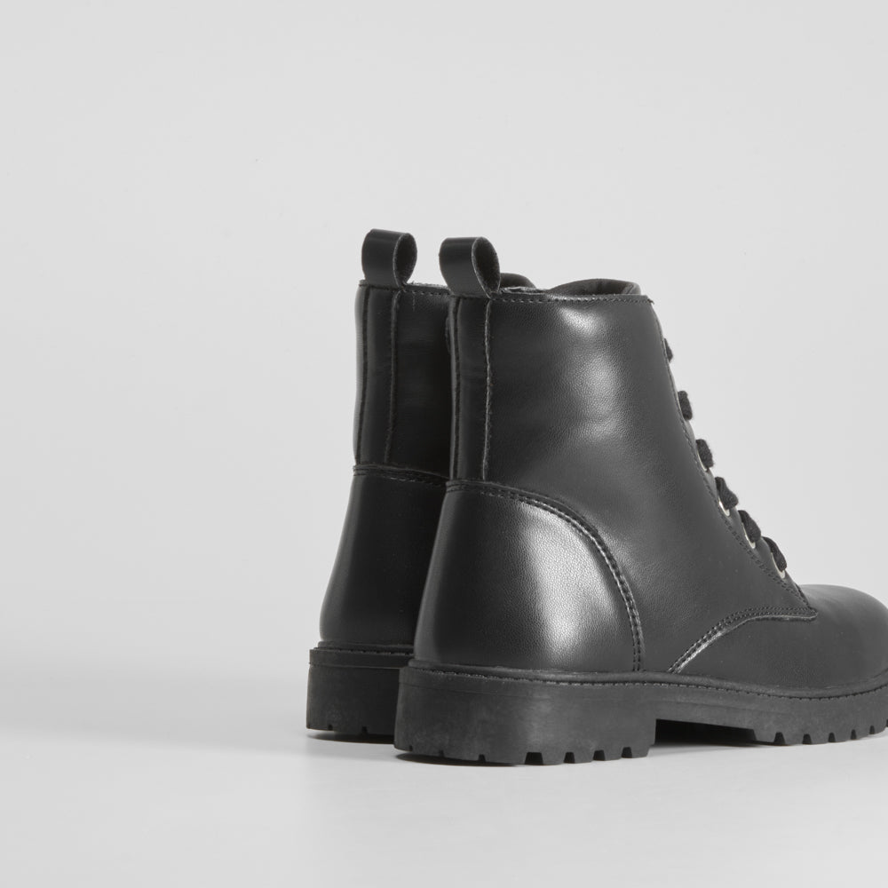 Botín militar plano negro OH GIRL