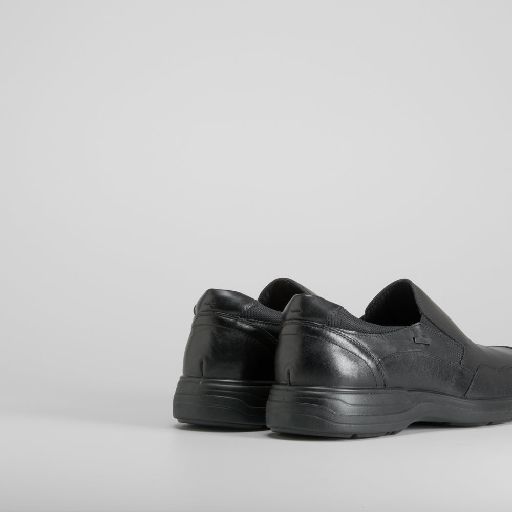 Deportivo slip on negro de piel COMFEET