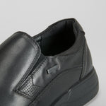 Deportivo slip on negro de piel COMFEET