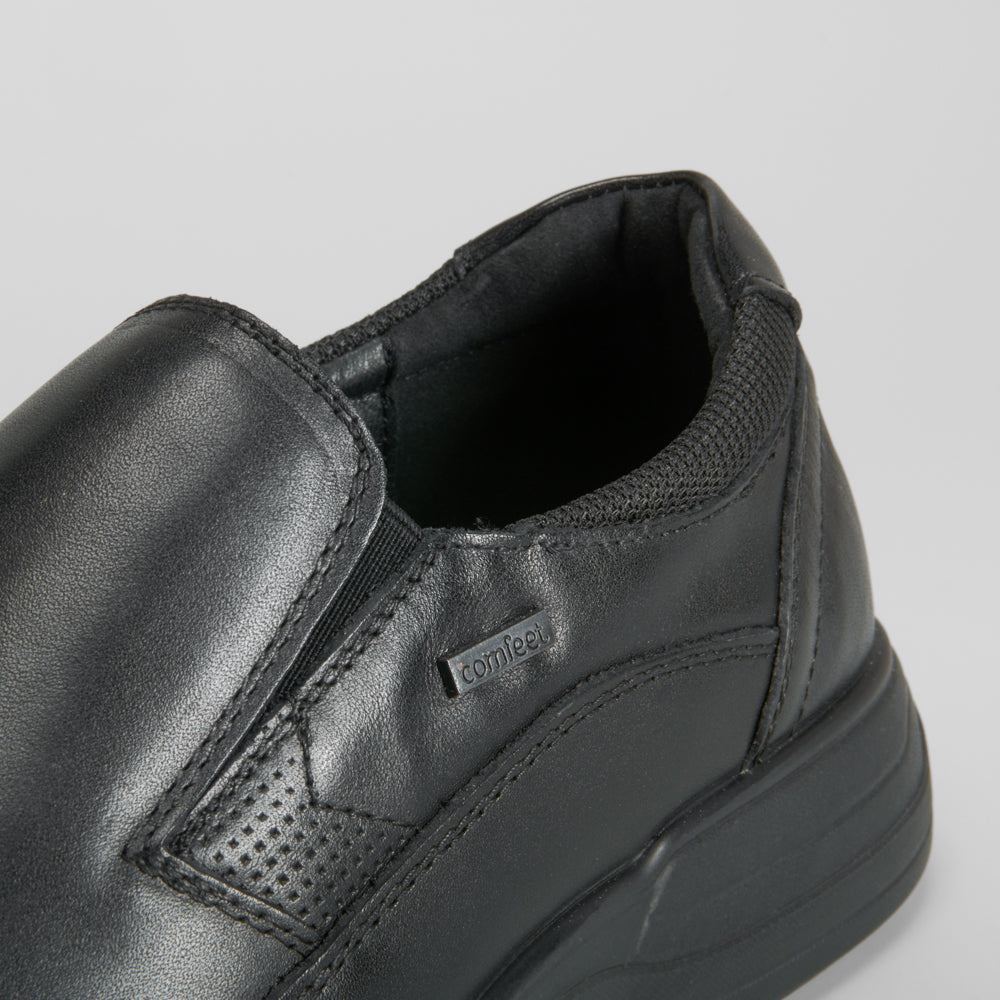Deportivo slip on negro de piel COMFEET