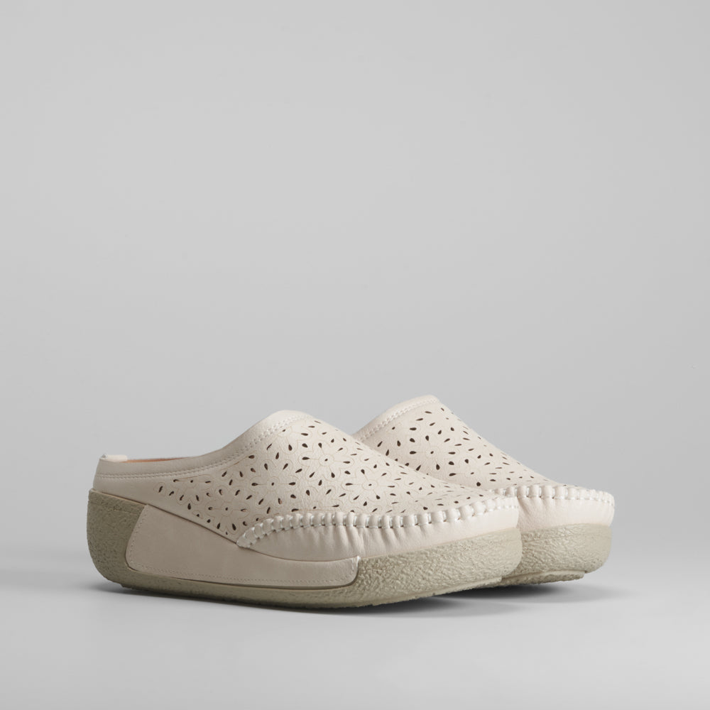 Zueco blanco troquelados de COMFEET