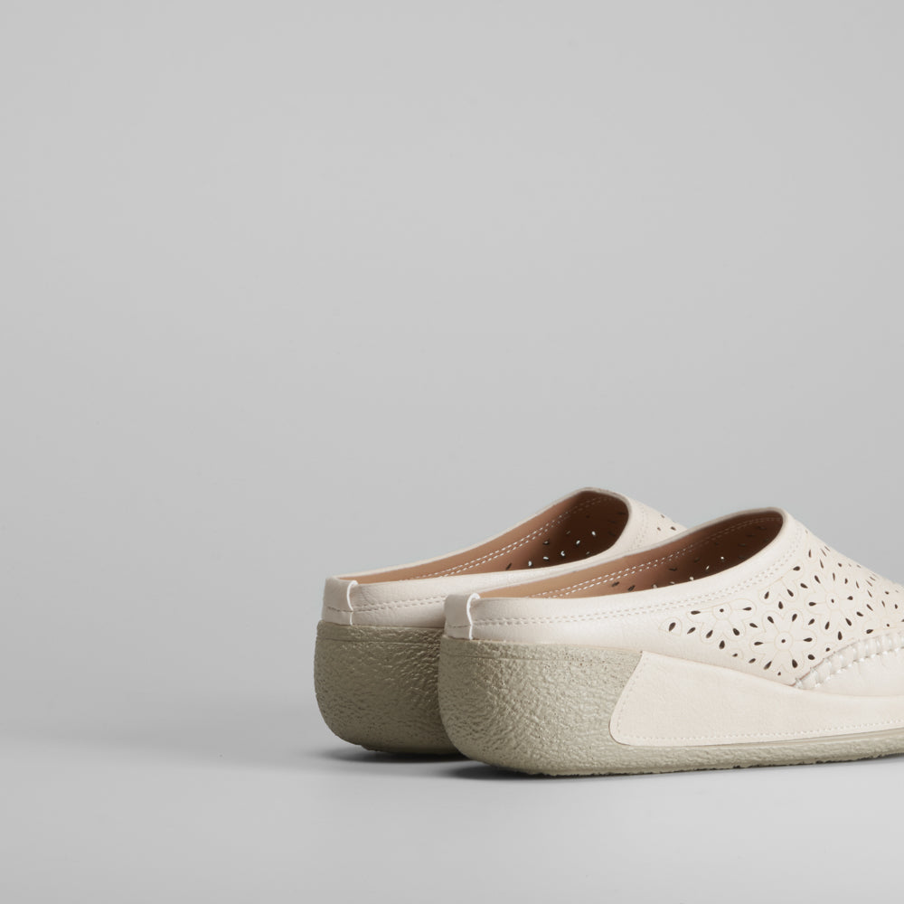 Zueco blanco troquelados de COMFEET