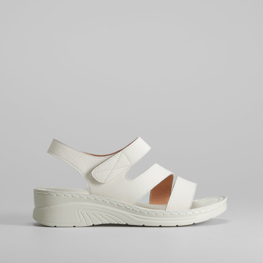 Sandalia de piel blanca cosidos COMFEET