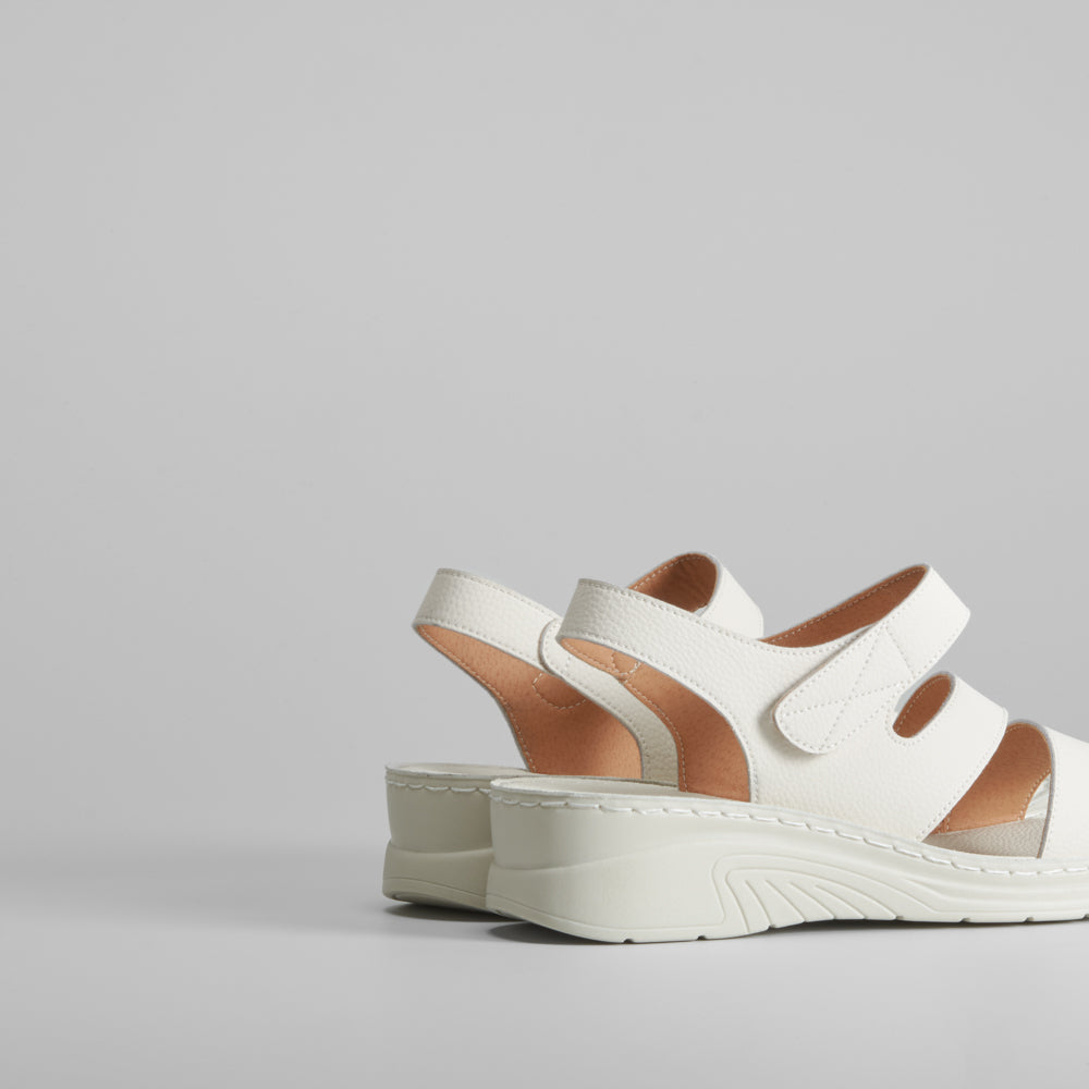 Sandalia de piel blanca cosidos COMFEET