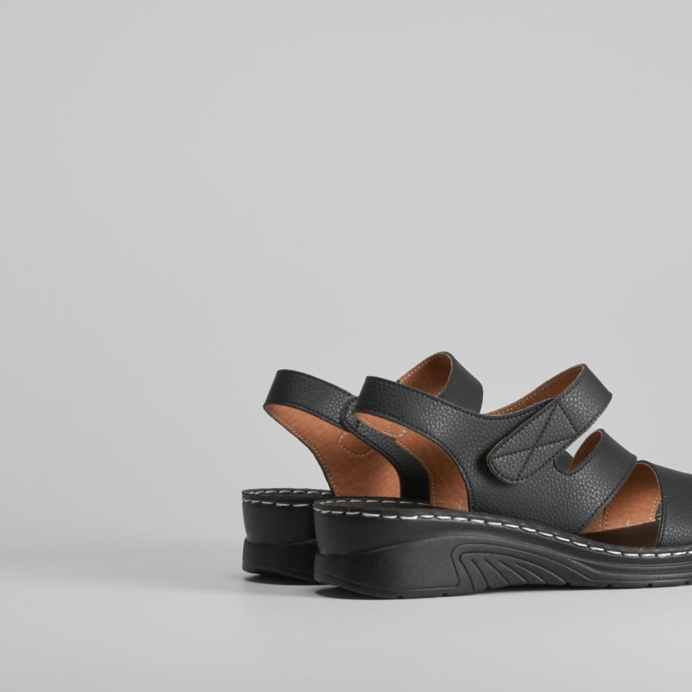 Sandalia de piel negra cosidos COMFEET