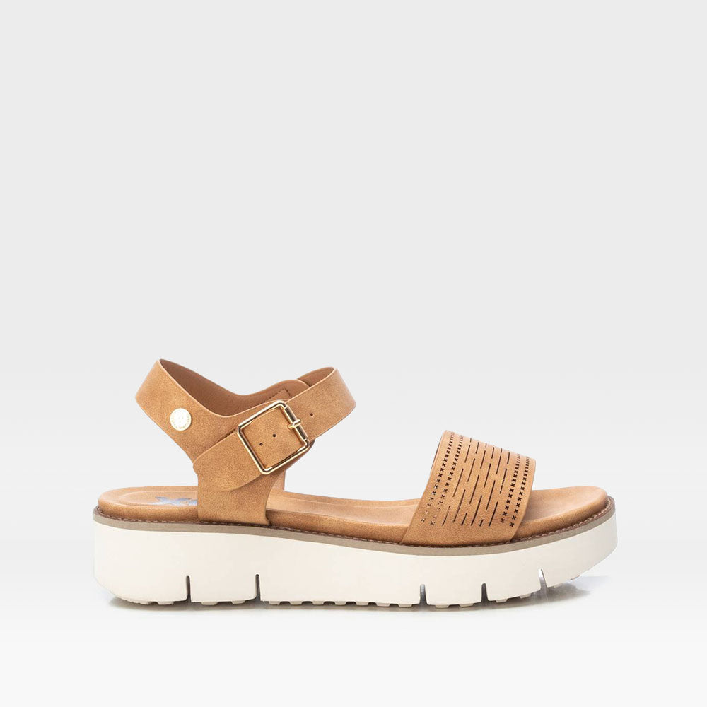 Sandalia cuña baja camel XTI