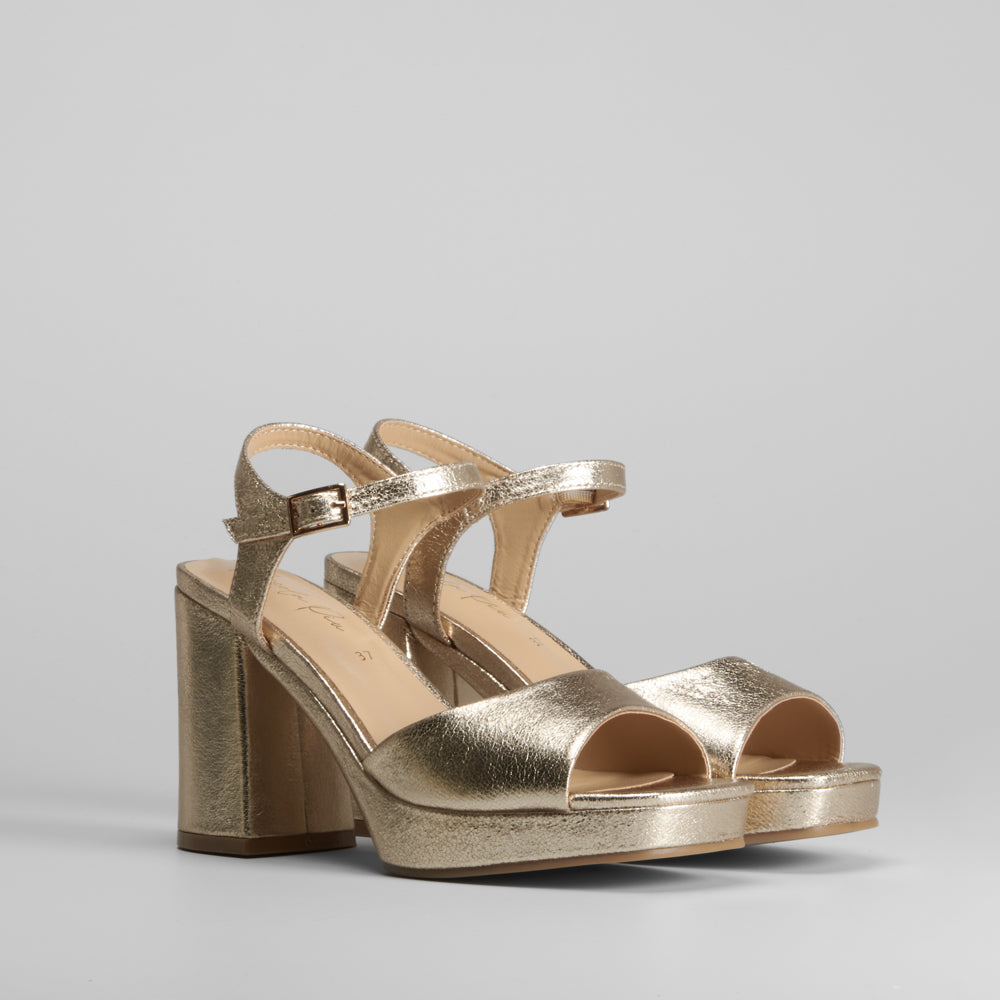 Sandalia de tacón alto dorado de PICCOLA PIU