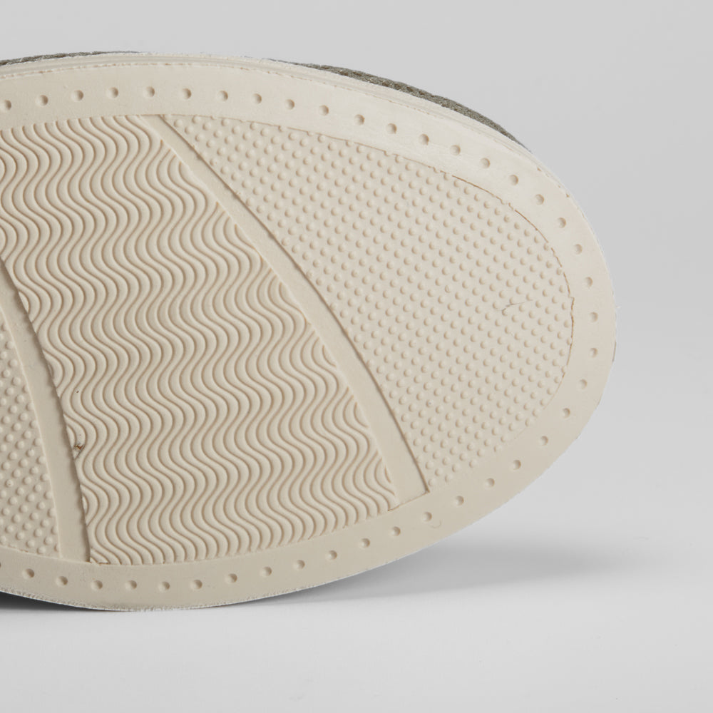 Zapatilla con velcro cómoda de COMFEET
