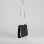 Bandolera negra remaches NYC