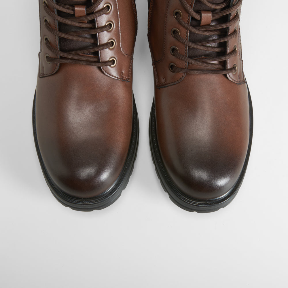 Bota de piel montaña de COMFEET