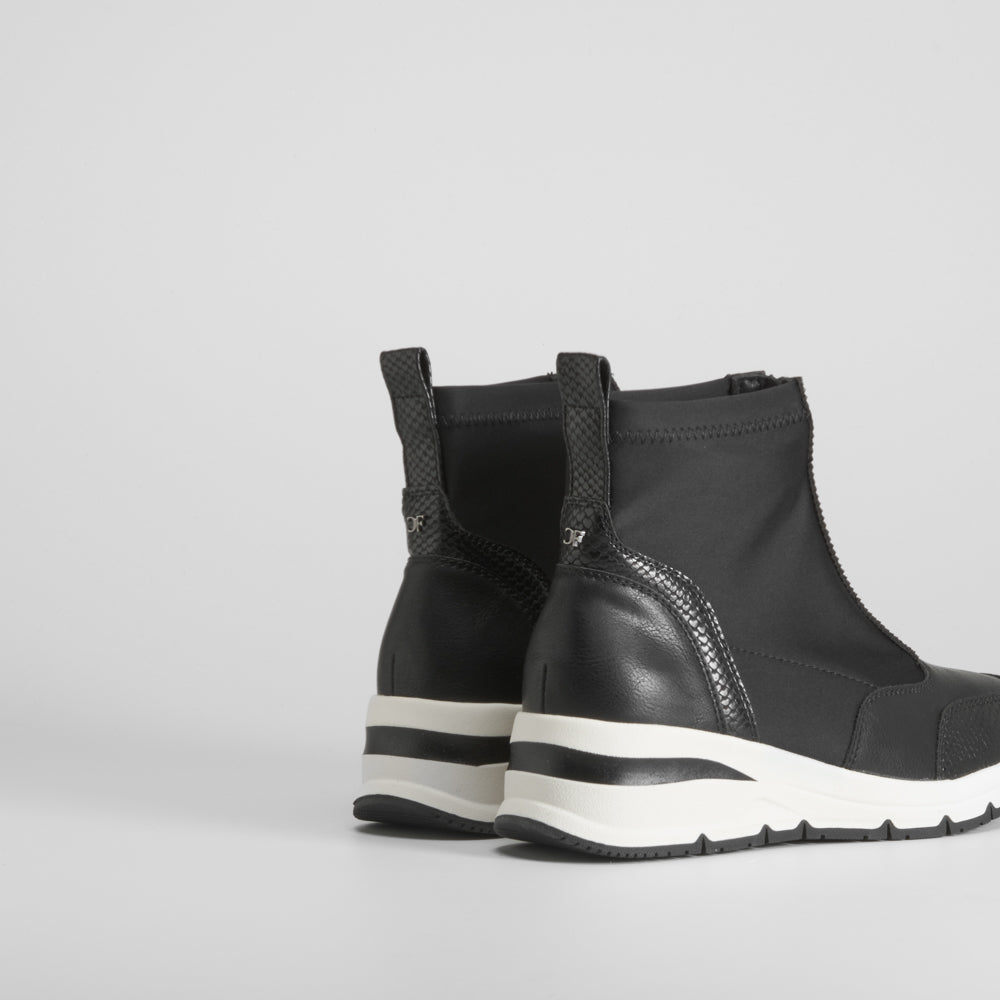 Zapatilla alta deportiva negra COMFEET