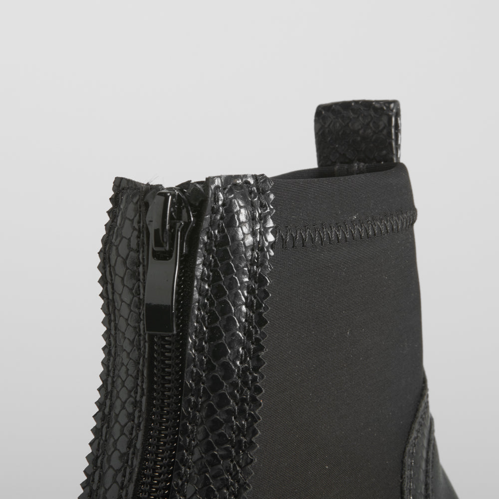 Zapatilla alta deportiva negra COMFEET