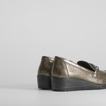 Mocasín cadena metalizado de COMFEET