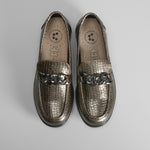 Mocasín cadena metalizado de COMFEET