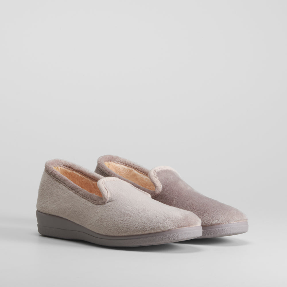 Zapatilla casa cerrada gris claro OLYNE