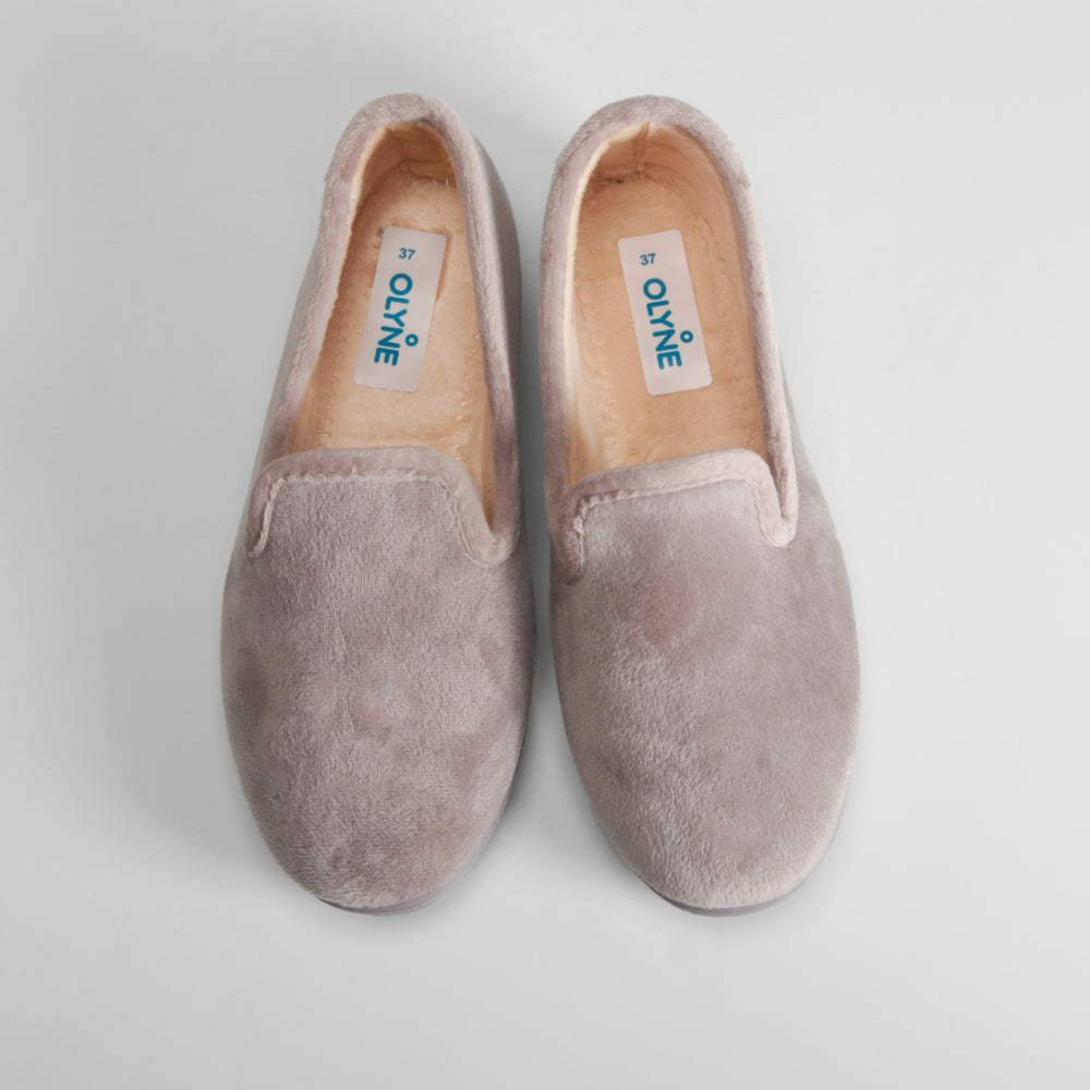Zapatilla casa cerrada gris claro OLYNE