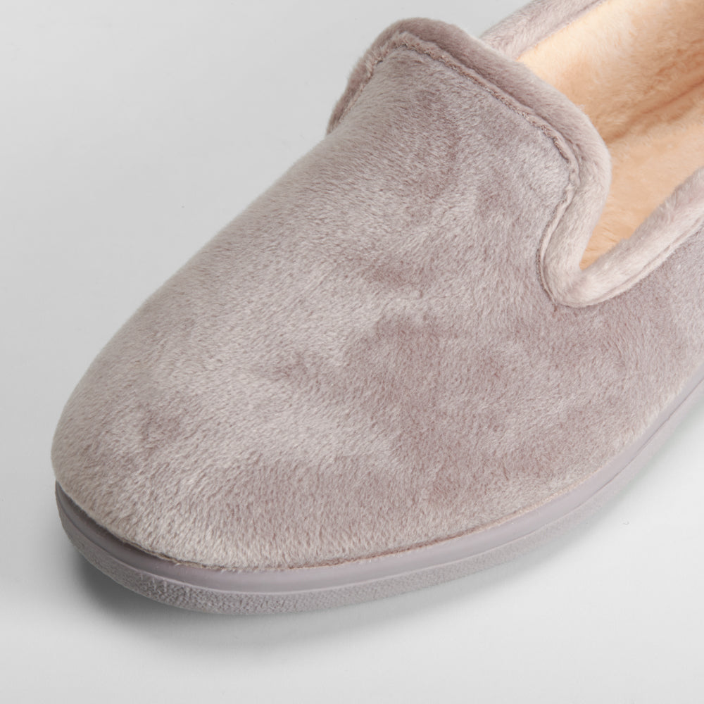 Zapatilla casa cerrada gris claro OLYNE