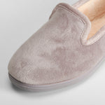 Zapatilla casa cerrada gris claro OLYNE