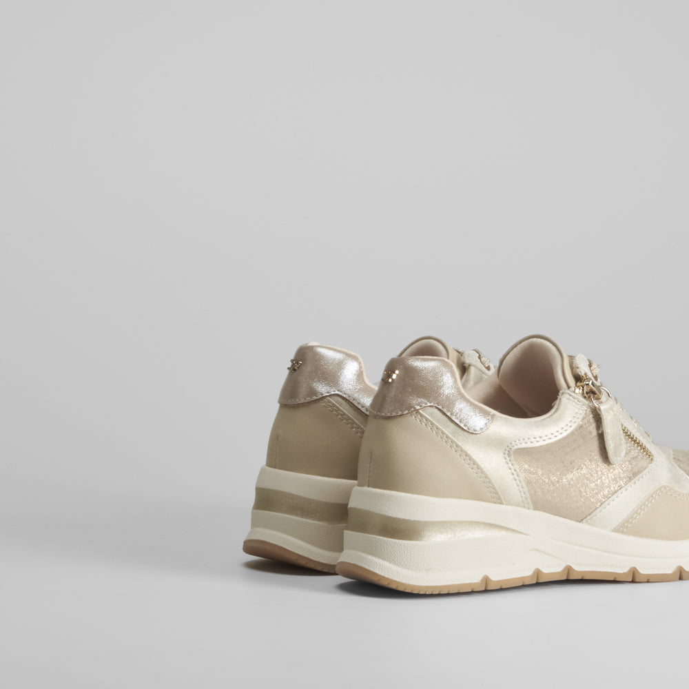 Sneaker cuña oro  COMFEET