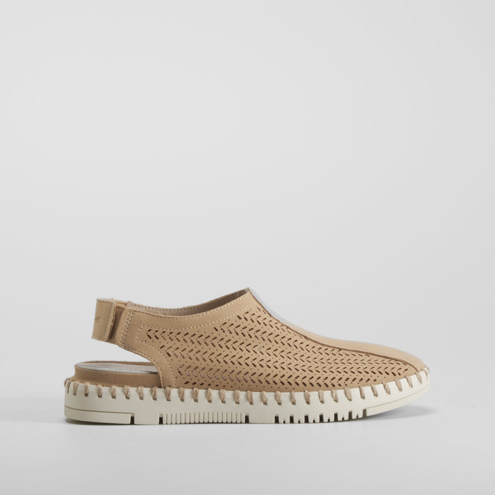 Zueco perfos beige oscuro COMFEET