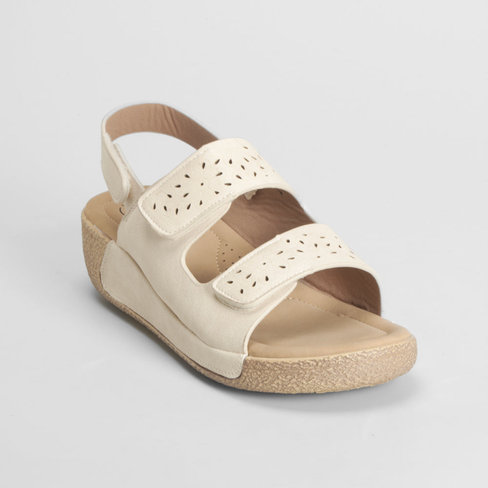 Sandalia perfos beige COMFEET