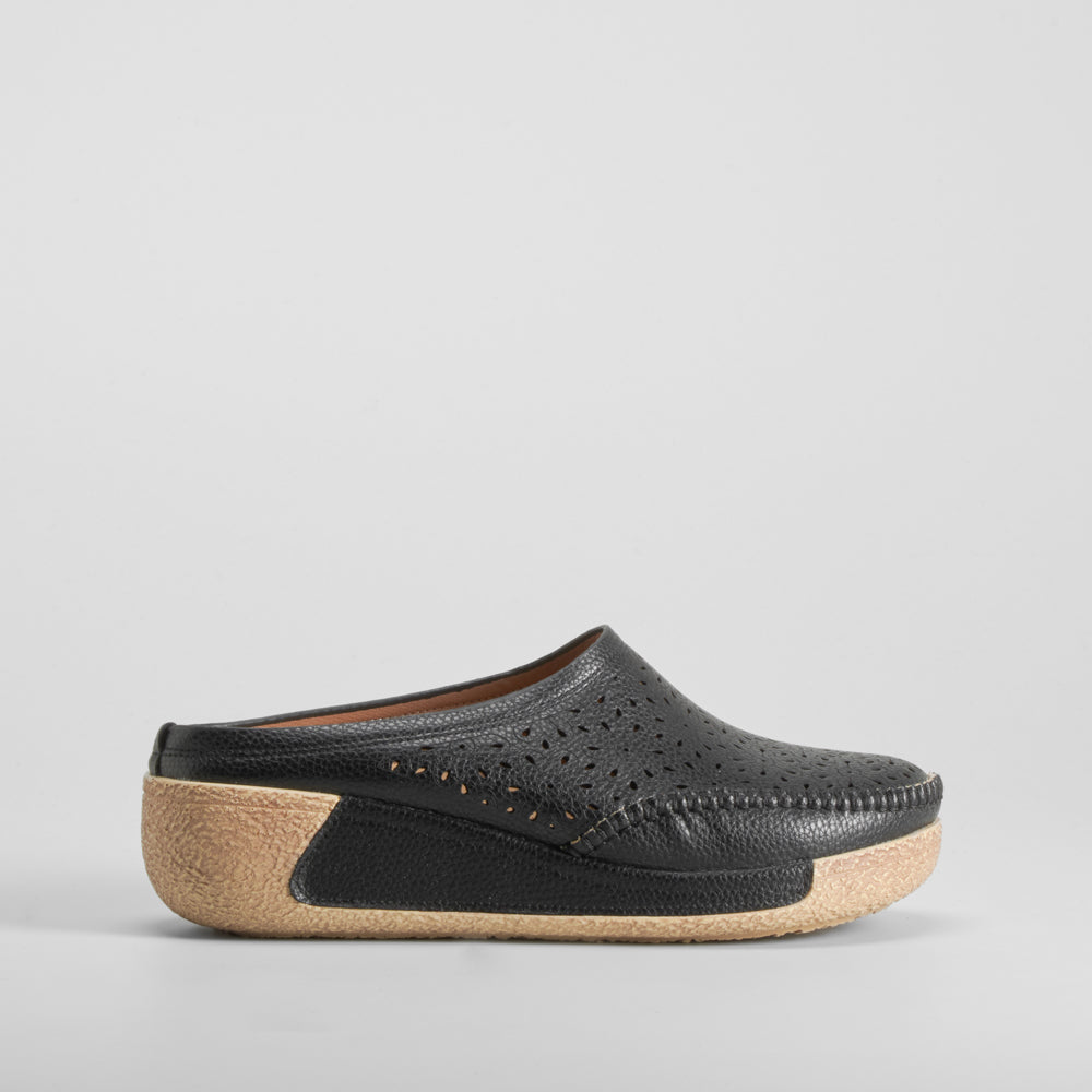 Zueco perfos negro COMFEET