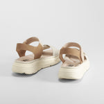 Sandalia cuña tiras perfos beige XTI