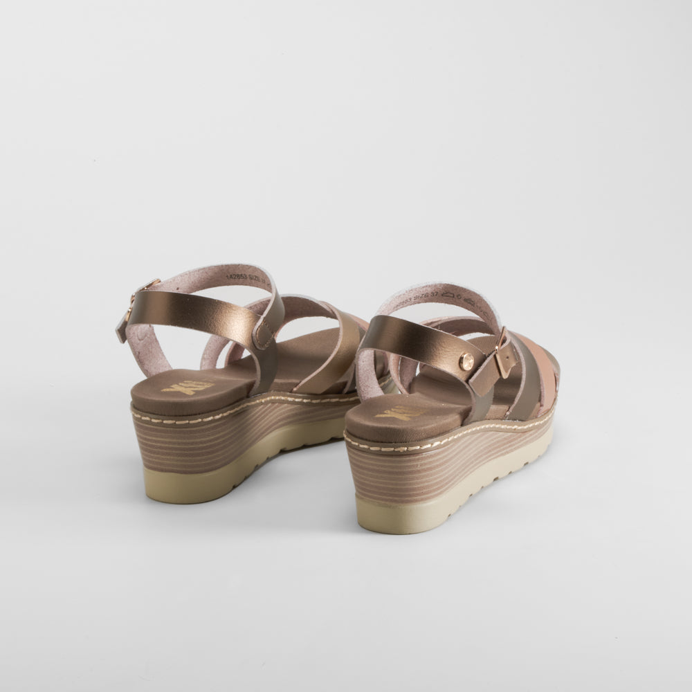Sandalia cuña tiras bronce XTI