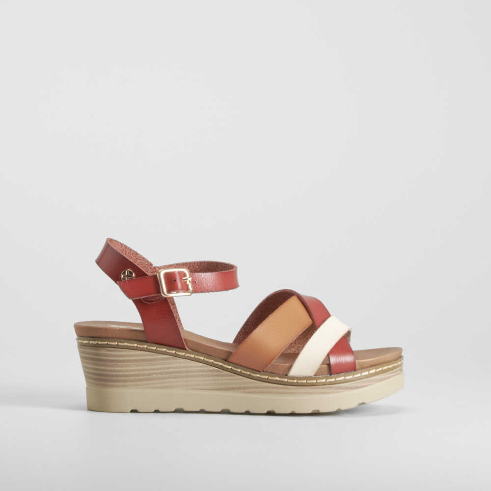 Sandalia cuña tiras camel XTI