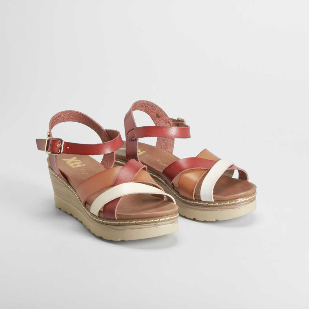 Sandalia cuña tiras camel XTI