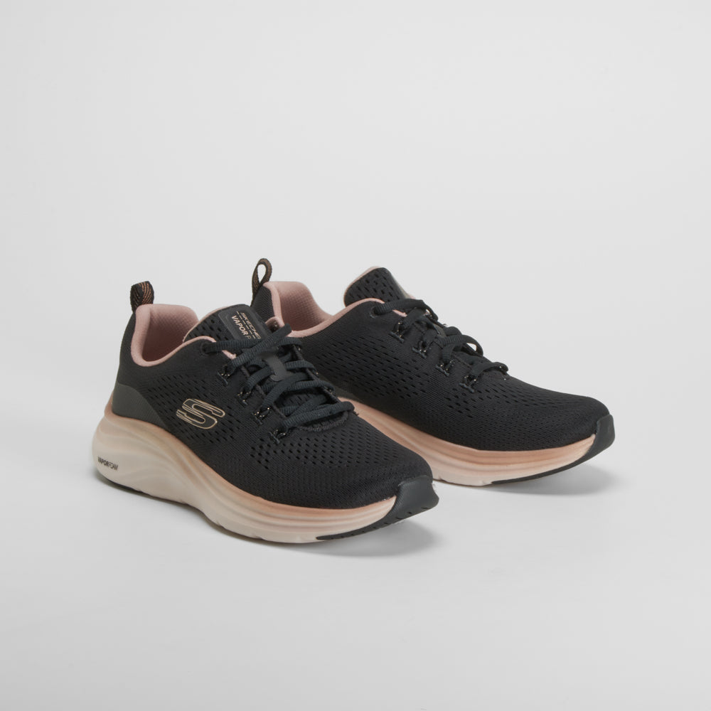 Deportiva VAPOR  negro SKECHERS