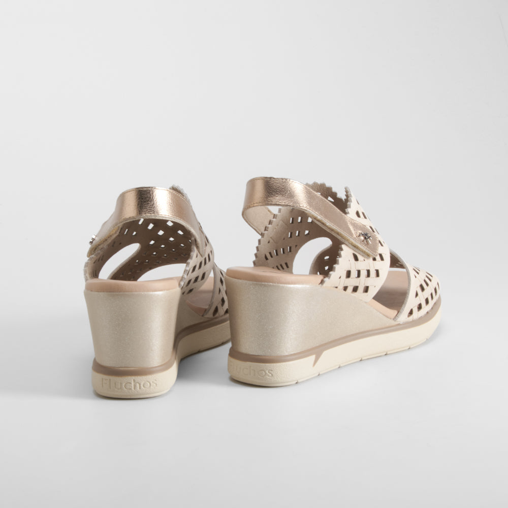 Sandalia de cuña smash de piel beige FLUCHOS