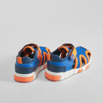 Sandalia cerrada bebé mesh azul y naranja BACHE