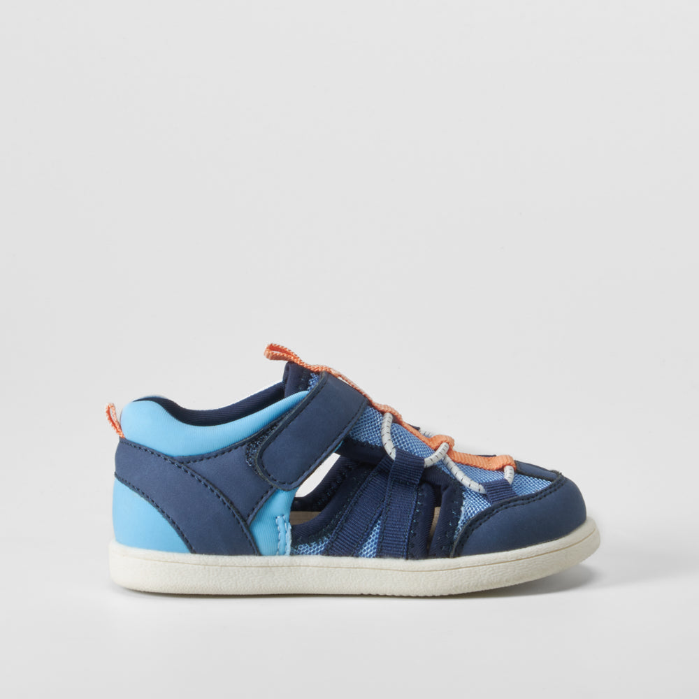 Sandalia cerrada azul COMFEET