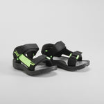 Sandalia deportiva negra y amarilla SEVEN FIVE