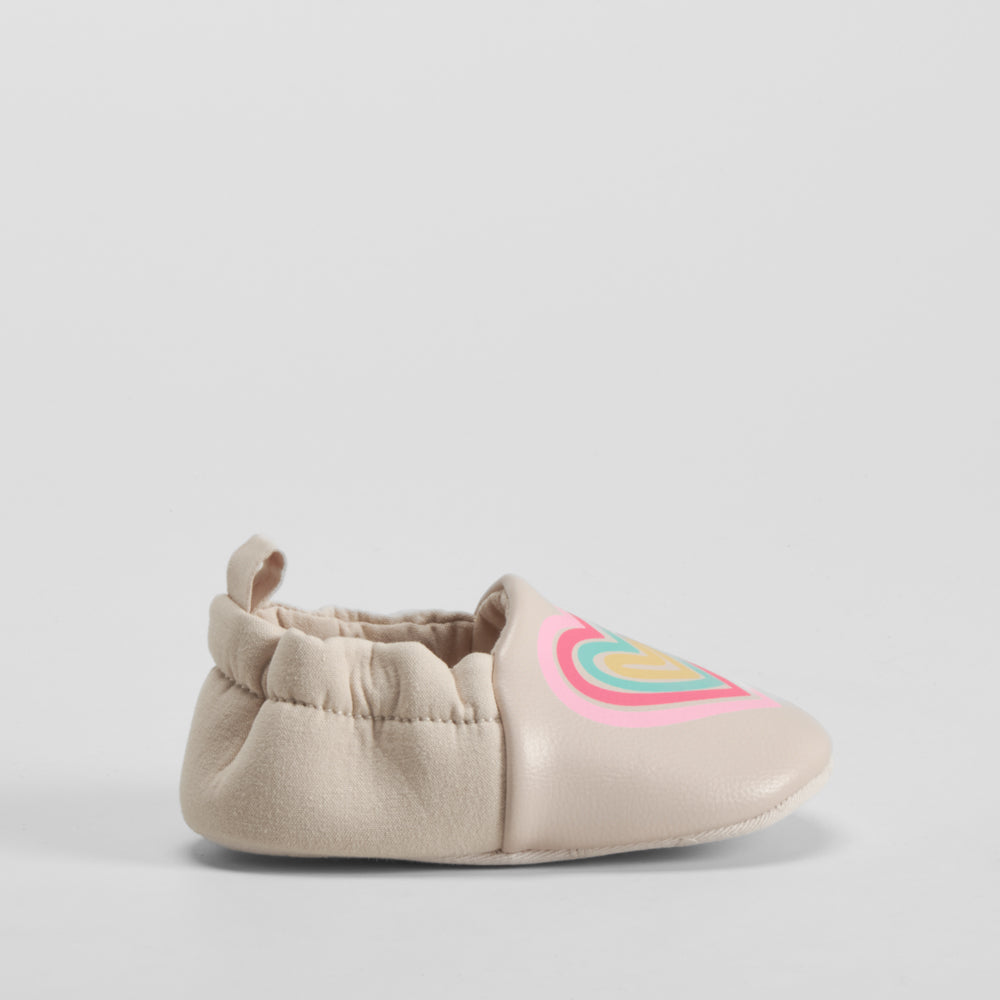 Deportiva preandante corazón beige BACHE