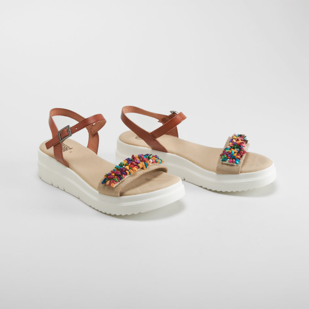 Sandalia cuña de piel abalorios multicolor OH GIRL