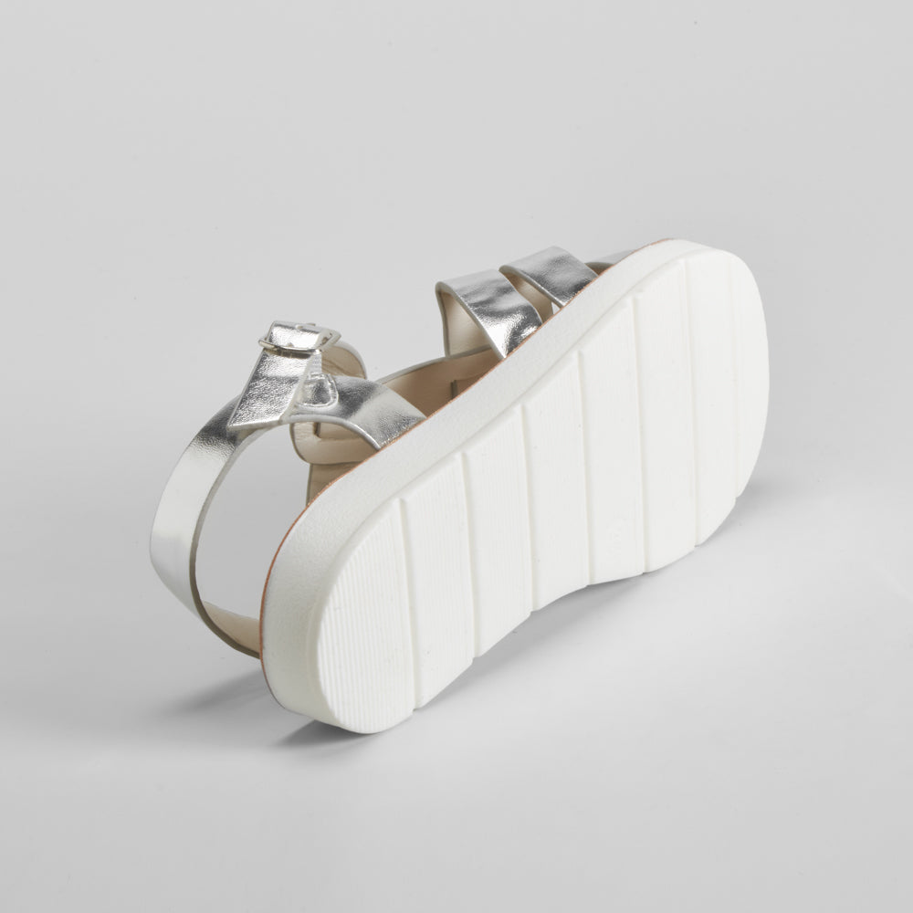 Sandalia cangrejera color plata OH GIRL
