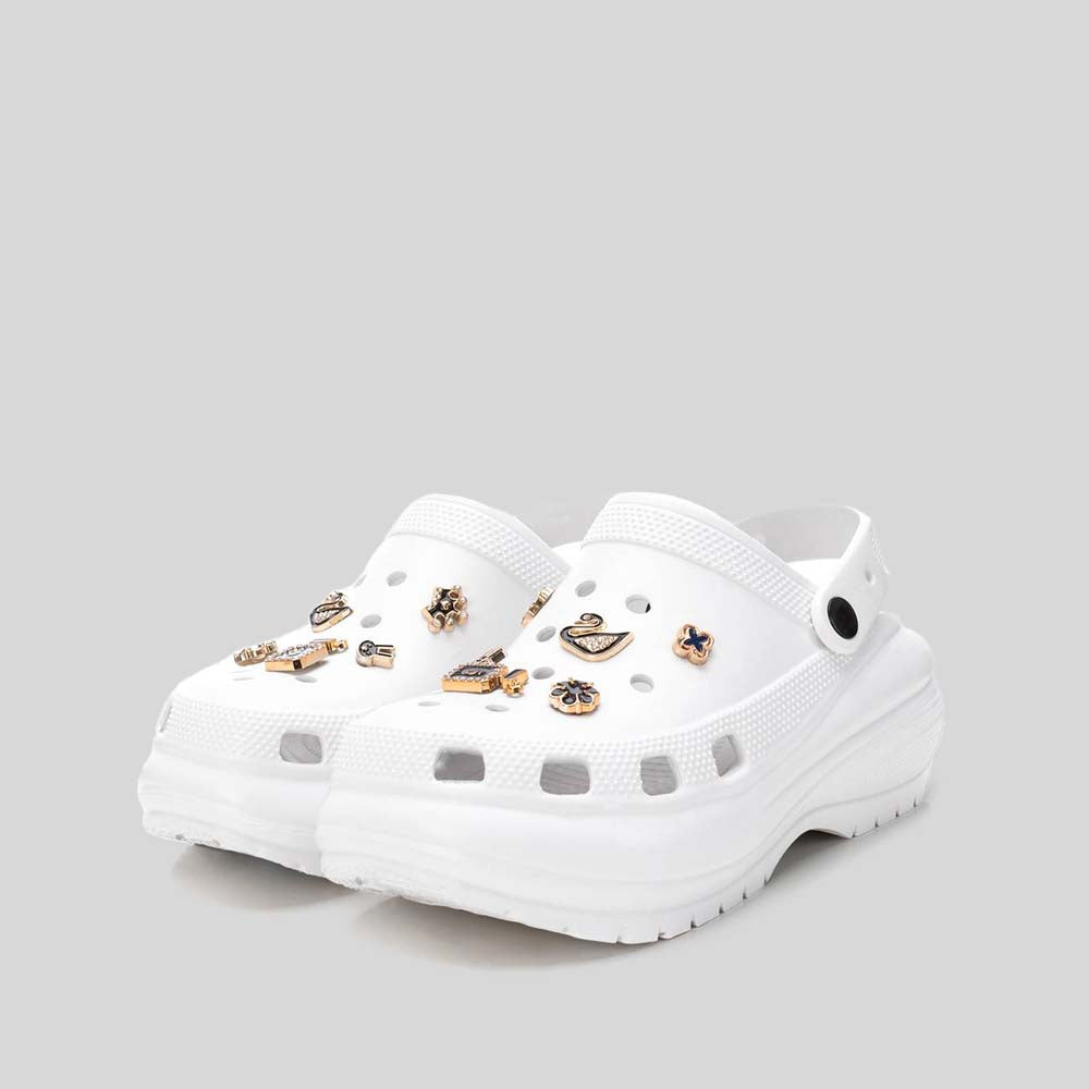 Zueco con plataforma y charms blanca XTI