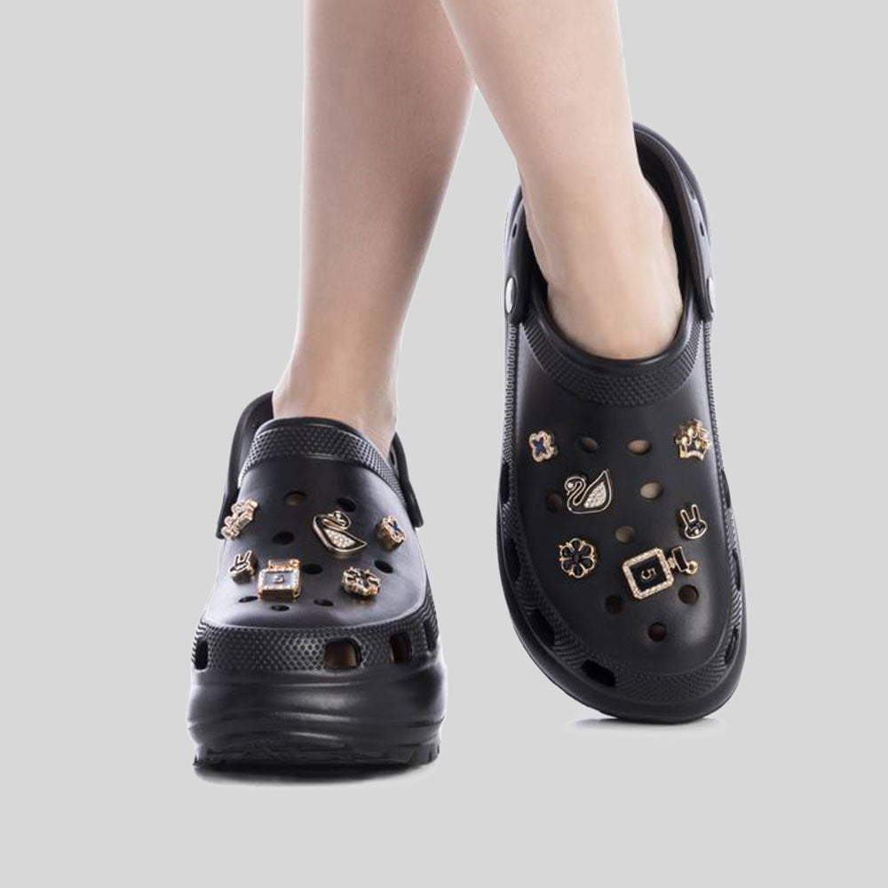 Zueco con plataforma y charms negro XTI