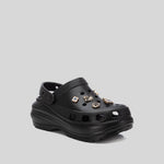 Zueco con plataforma y charms negro XTI