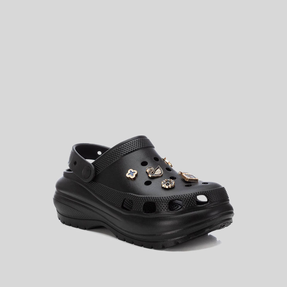 Zueco con plataforma y charms negro XTI