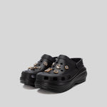 Zueco con plataforma y charms negro XTI