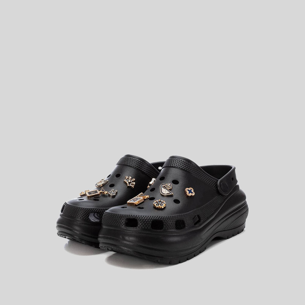 Zueco con plataforma y charms negro XTI