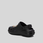 Zueco con plataforma y charms negro XTI
