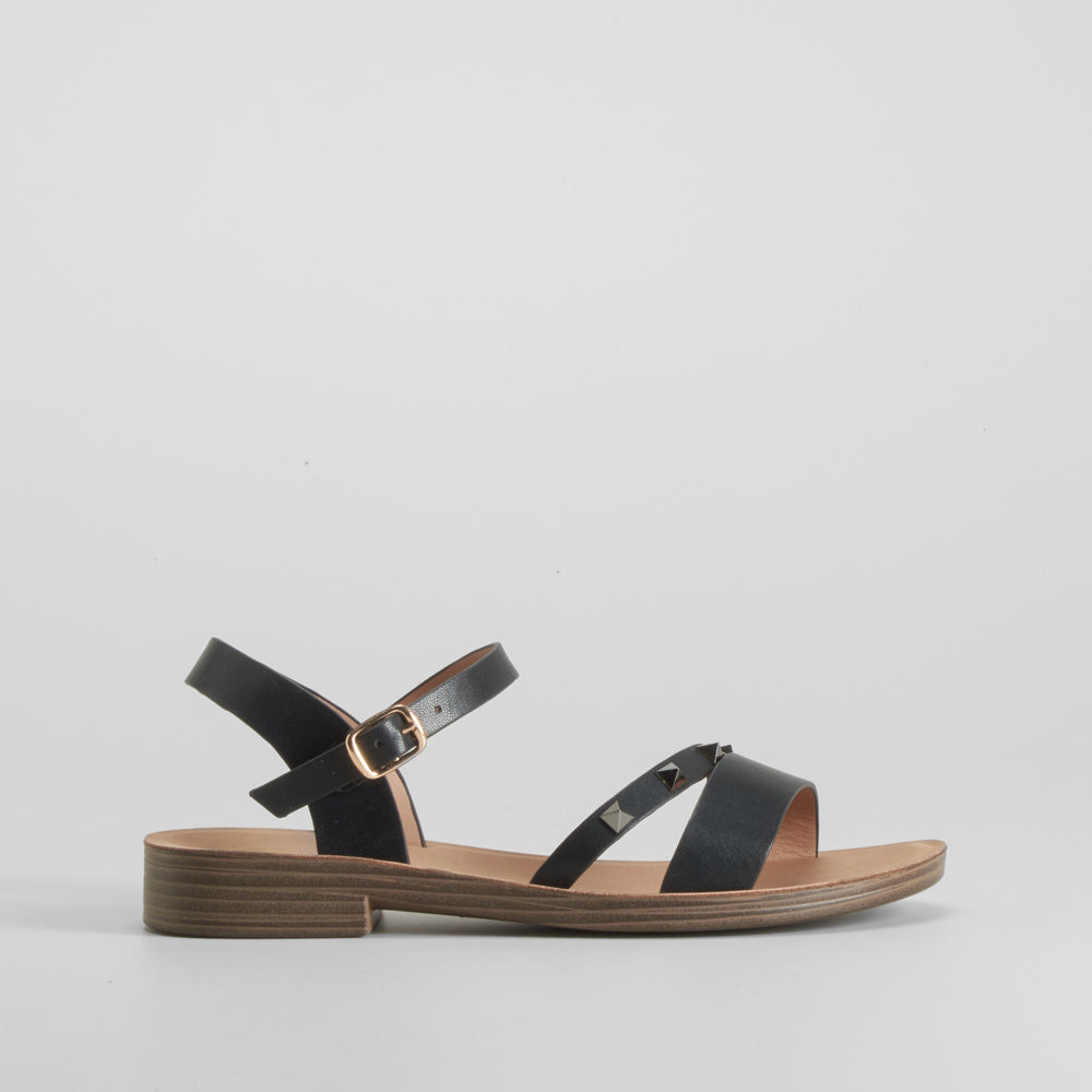 Sandalia plana tachuelas negra NYC